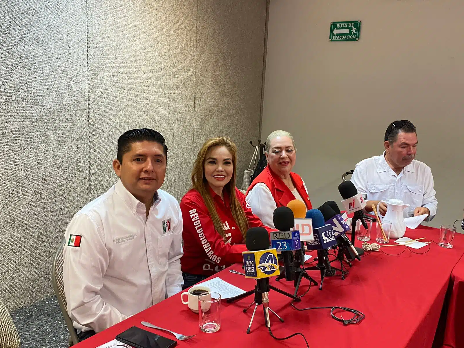 4 personas en una conferencia de prensa con los medios de comunicación en Los Mochis