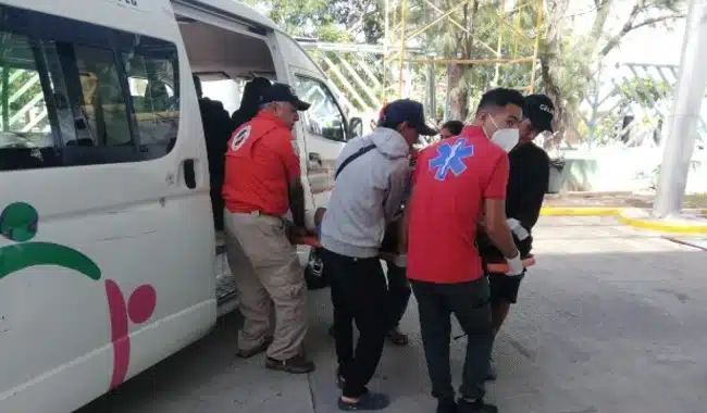 Paramédicos llevando paciente