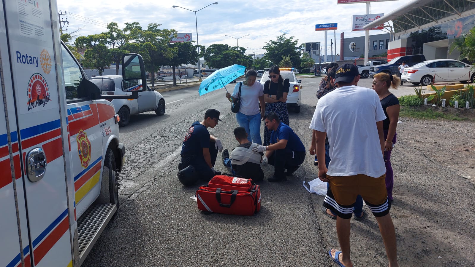 Paramédicos atienden a motociclista lesionado tras accidente en Mazatlán