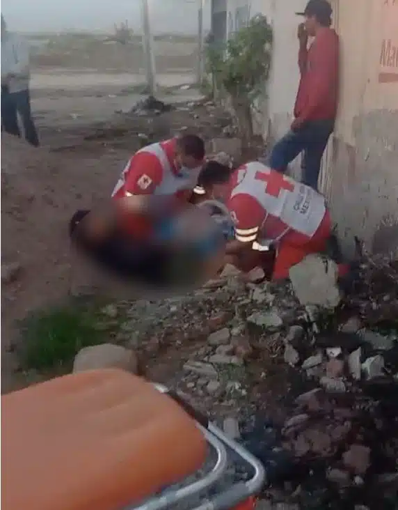 2 paramédicos de Cruz Roja ayudando a cortar el cordón umbilical en Ruíz Cortines