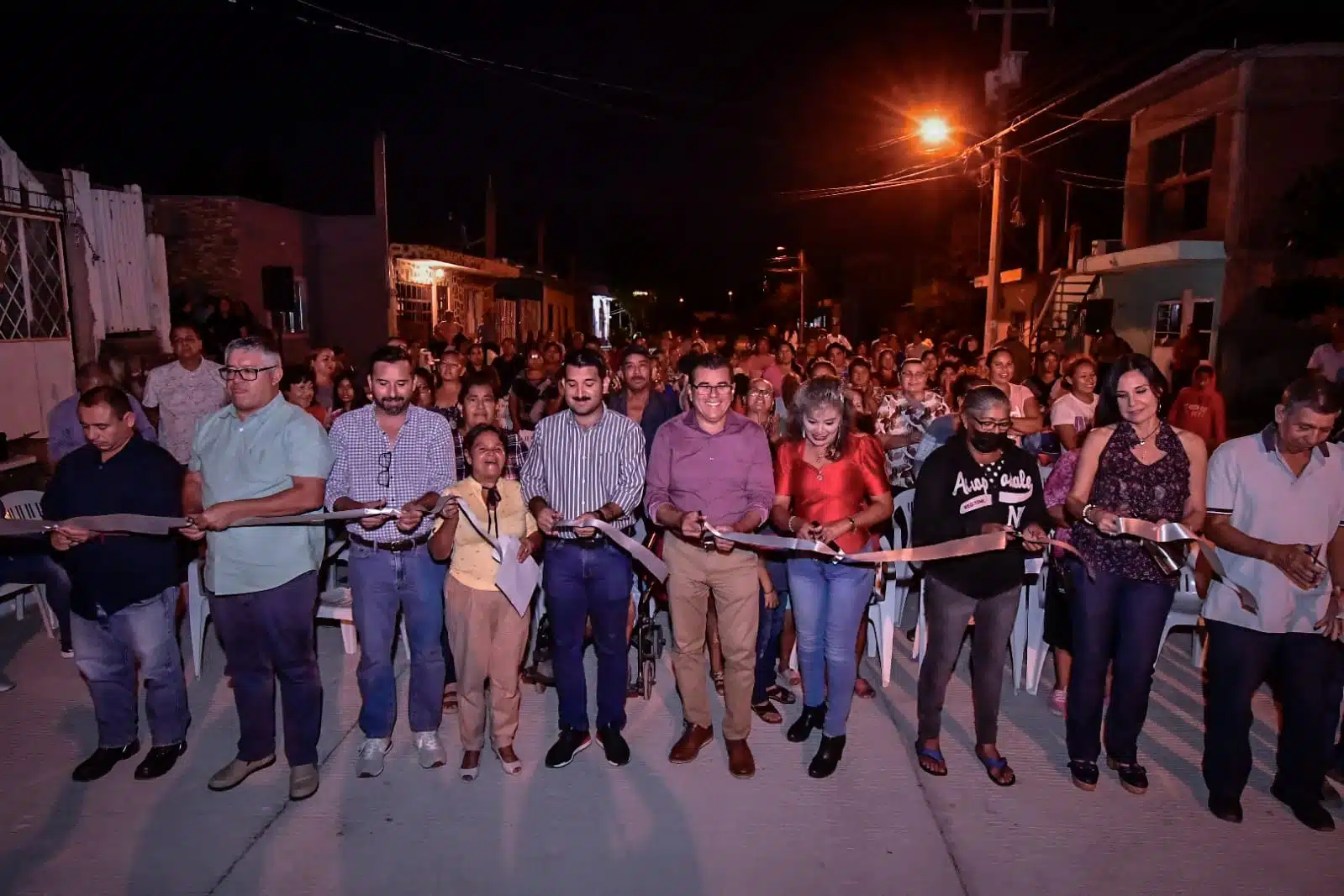 Edgar González Zatarain, acompañado de funcionarios municipales y vecinos de dicho asentamiento, cortaron el listón inaugural