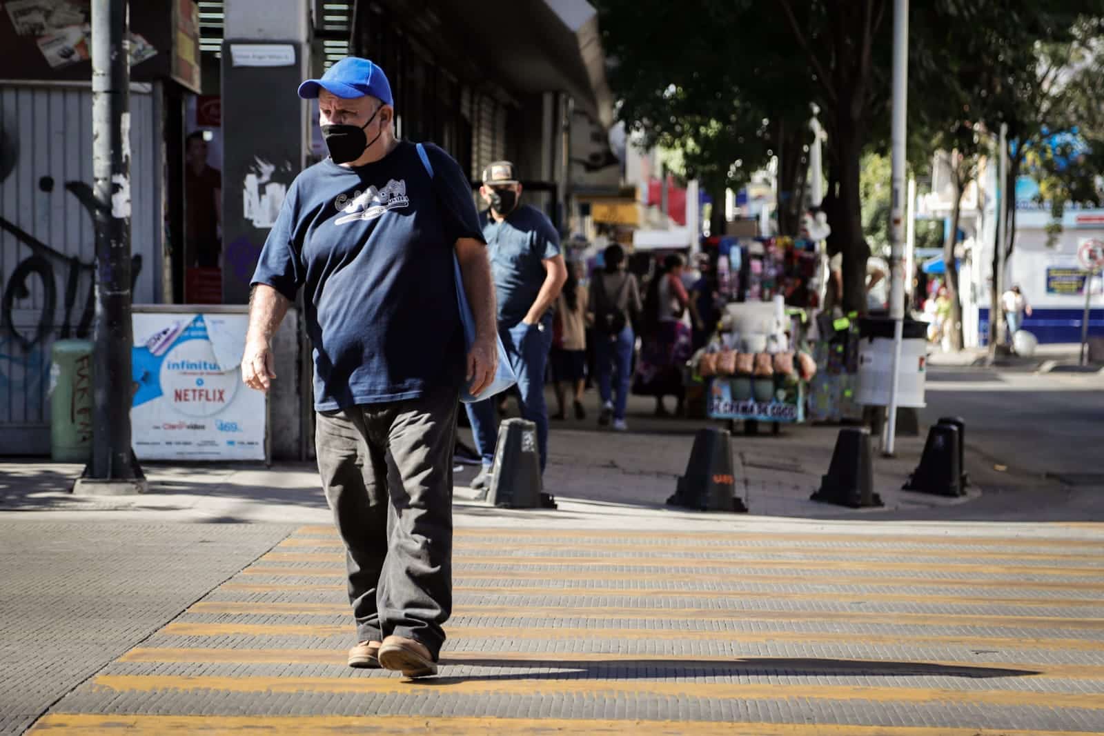 Peatón cruza calles del Centro de Culiacán