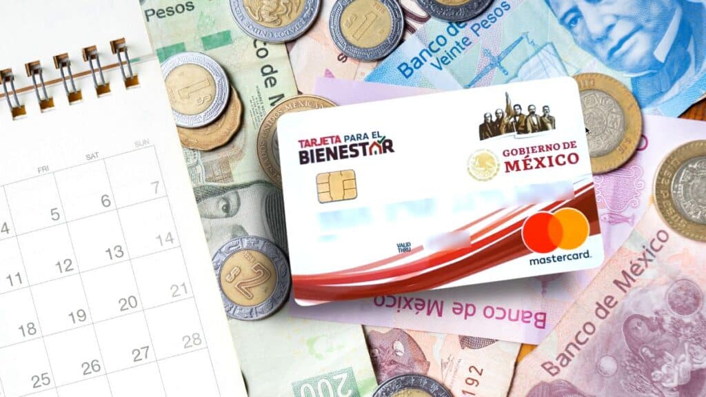 Billetes, monedas, calendario y una tarjeta del Bienestar