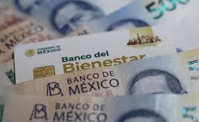 Billetes y una tarjeta del Bienestar