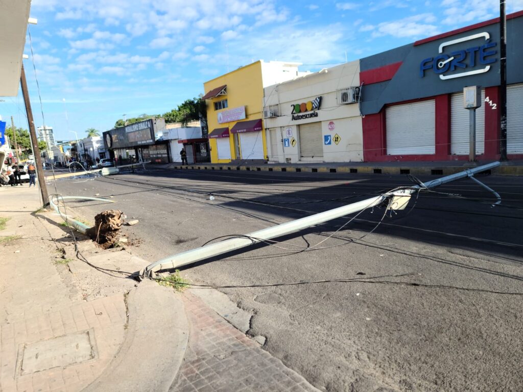 Poste y cableado sobre el pavimento obstruyendo el paso en Culiacán