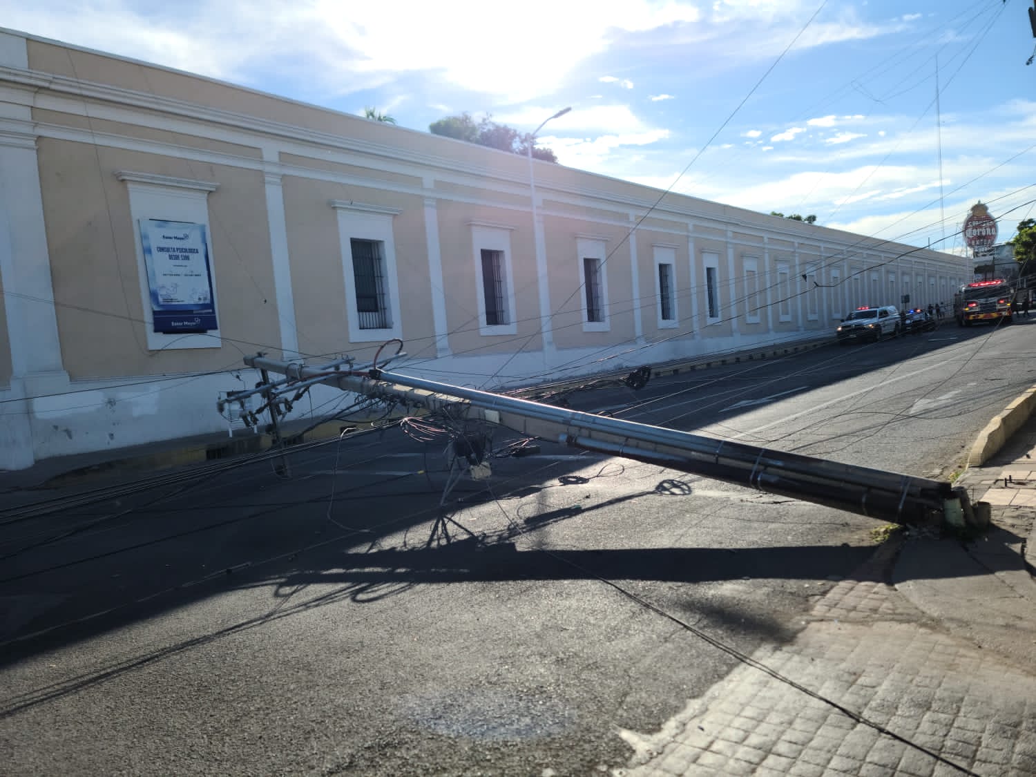 Poste y cableado sobre el pavimento obstruyendo el paso en Culiacán