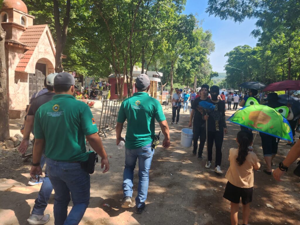 Personas visitan a sus difuntos por el día de los muertos en panteones de Culiacán