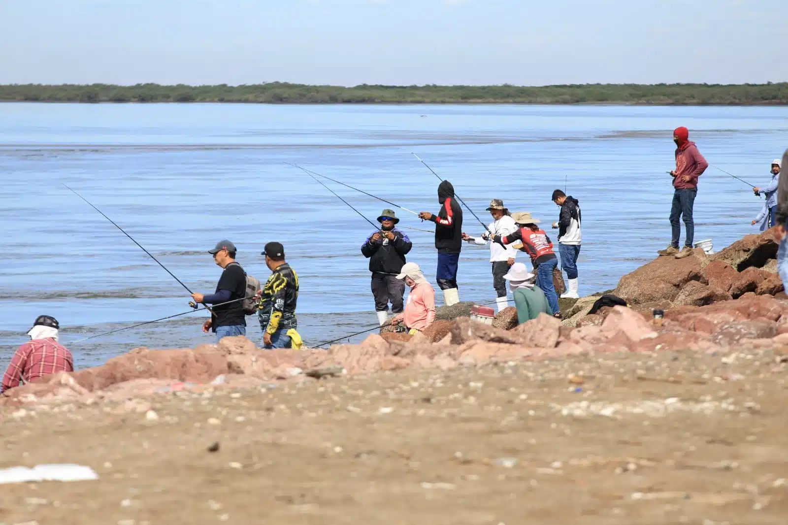 Personas en la orilla de la playa en el Torneo de Pesca en Las Glorias, Guasave