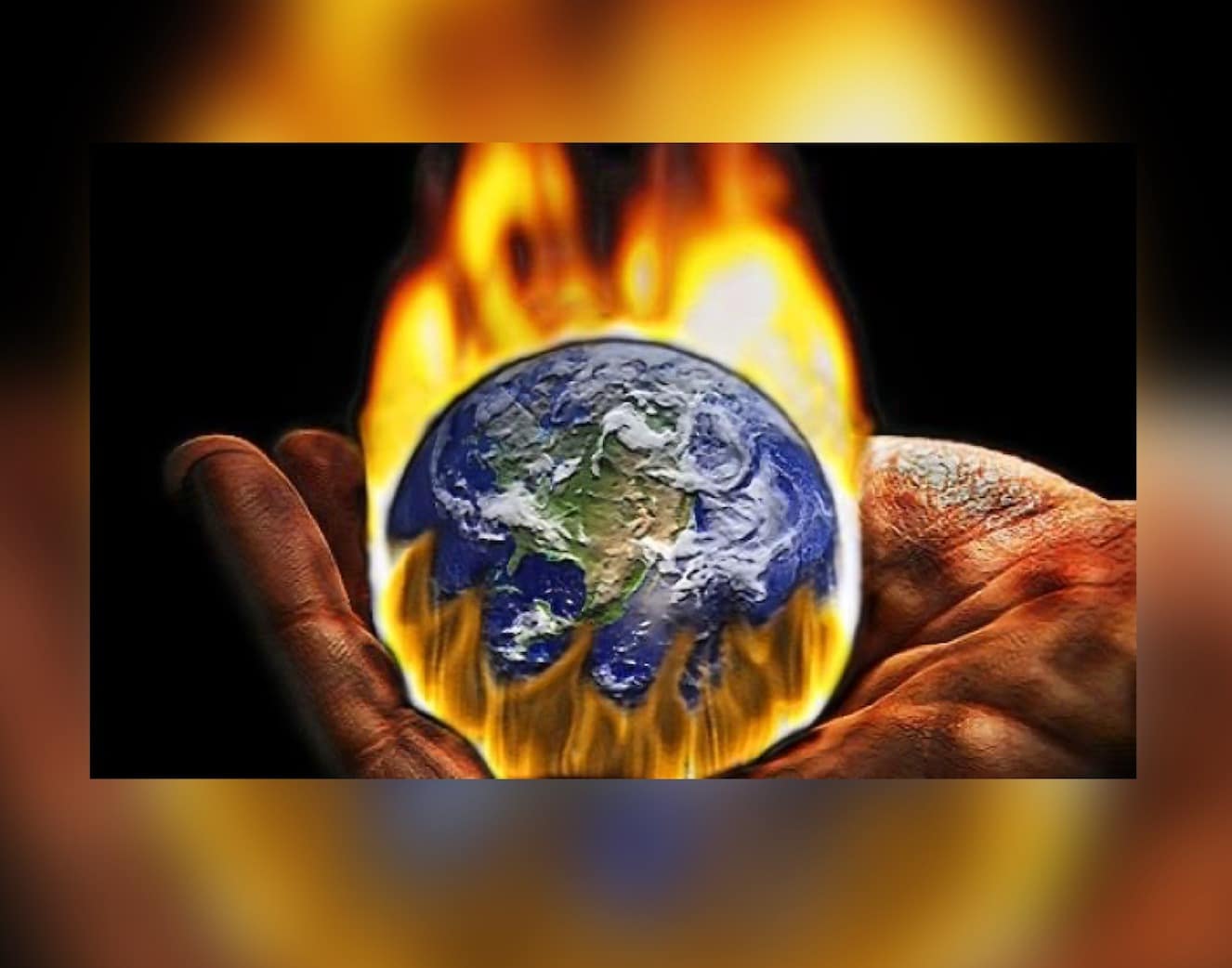 Una mano sosteniendo el planeta Tierra con fuego