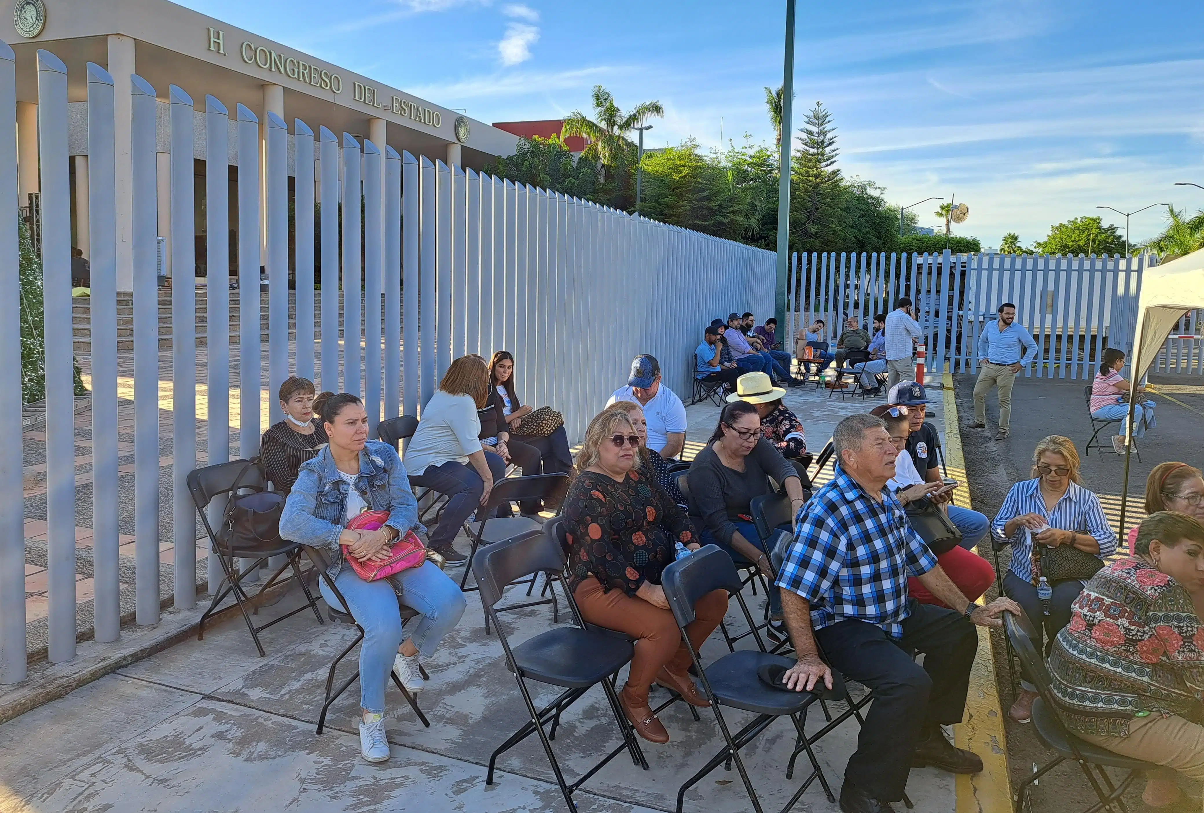 Plantón de trabajadores de la UAS en Congreso del Estado de Sinaloa