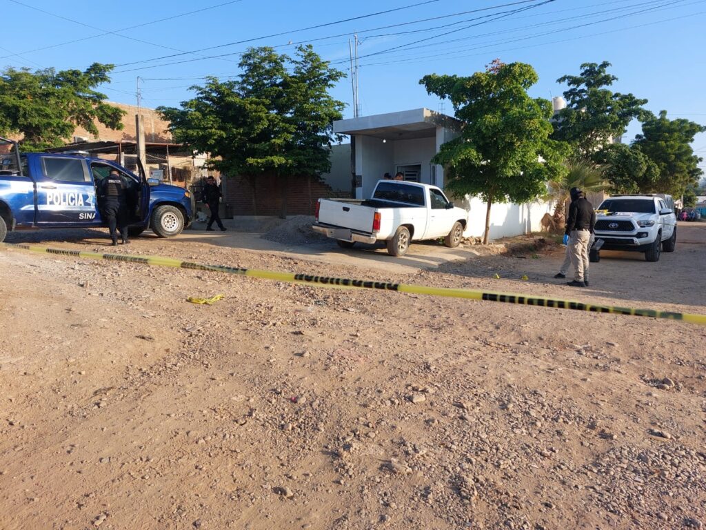 Patrulla de la Policía Estatal de Sinaloa y camioneta de la FGE en Culiacán