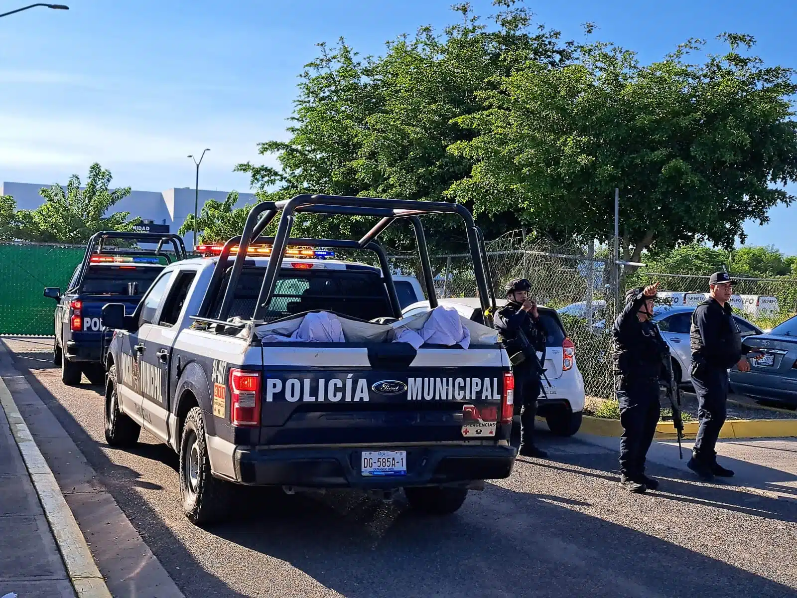 Policía Estatal Preventiva llegando al Semefo de Culiacán con los cuerpos de las ocho víctimas asesinadas en Durango