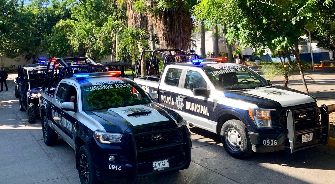 Camionetas estacionadas de la Policía Municipal