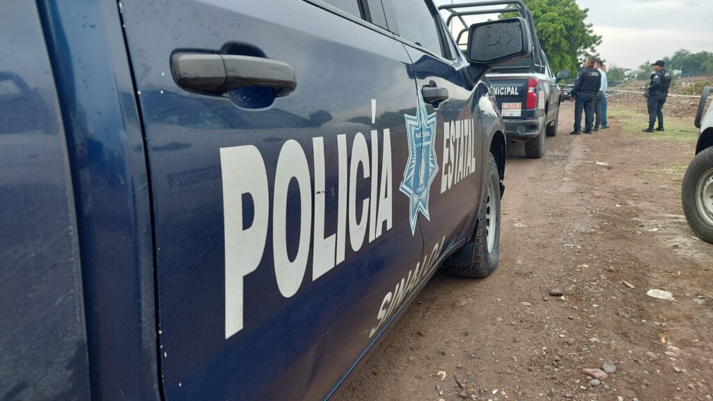 Policía Municipal de Culiacán en el lugar donde encontraron asesinado de un balazo a un hombre
