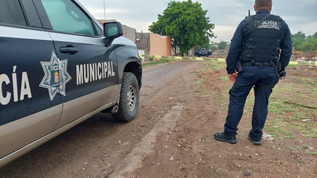 Policía Municipal de Culiacán en el lugar donde encontraron asesinado de un balazo a un hombre