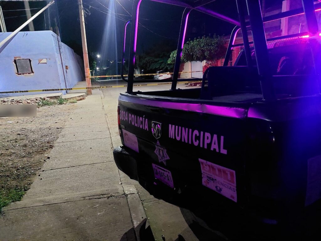 Camioneta de la Policía Municipal de Culiacán en el lugar donde asesinaron a dos jóvenes