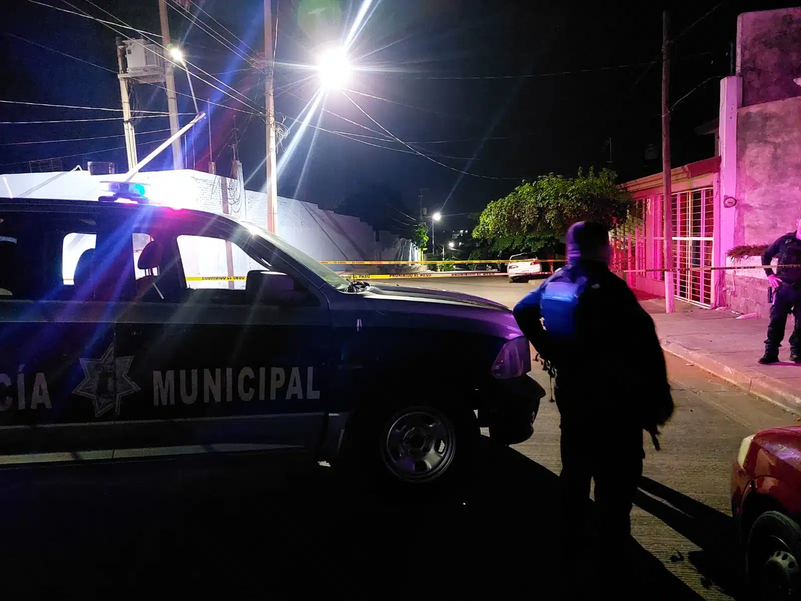Camioneta de la Policía Municipal de Culiacán en el lugar donde asesinaron a dos jóvenes