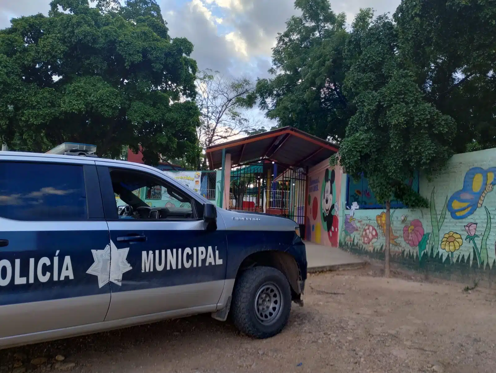 Patrulla de la policía Municipal de Culiacán afuera de un kínder