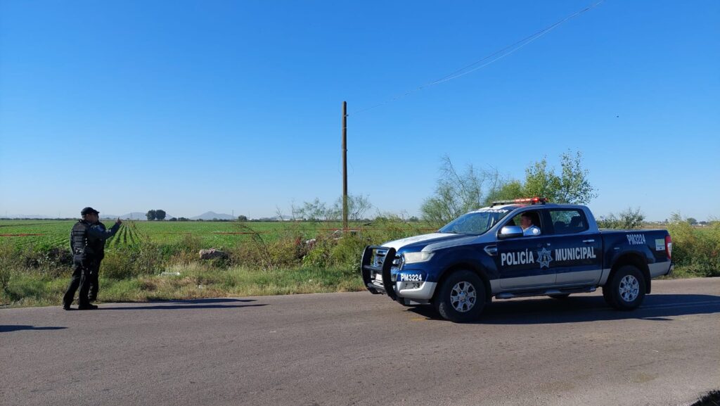 Policía Municipal en un canal de riego en Ahome