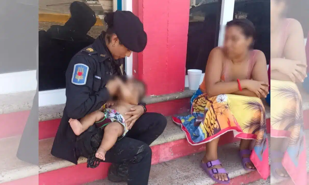 Mujer policía amamantando en Acapulco