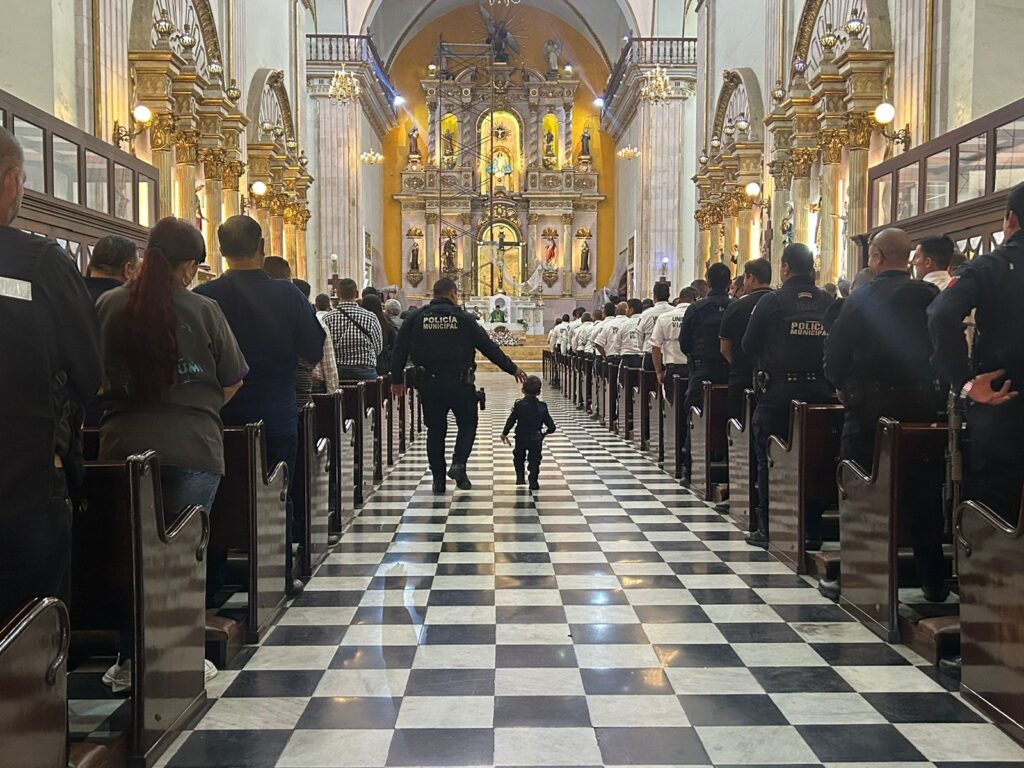 Policía entra con su hijo a la misa de catedral en Culiacán