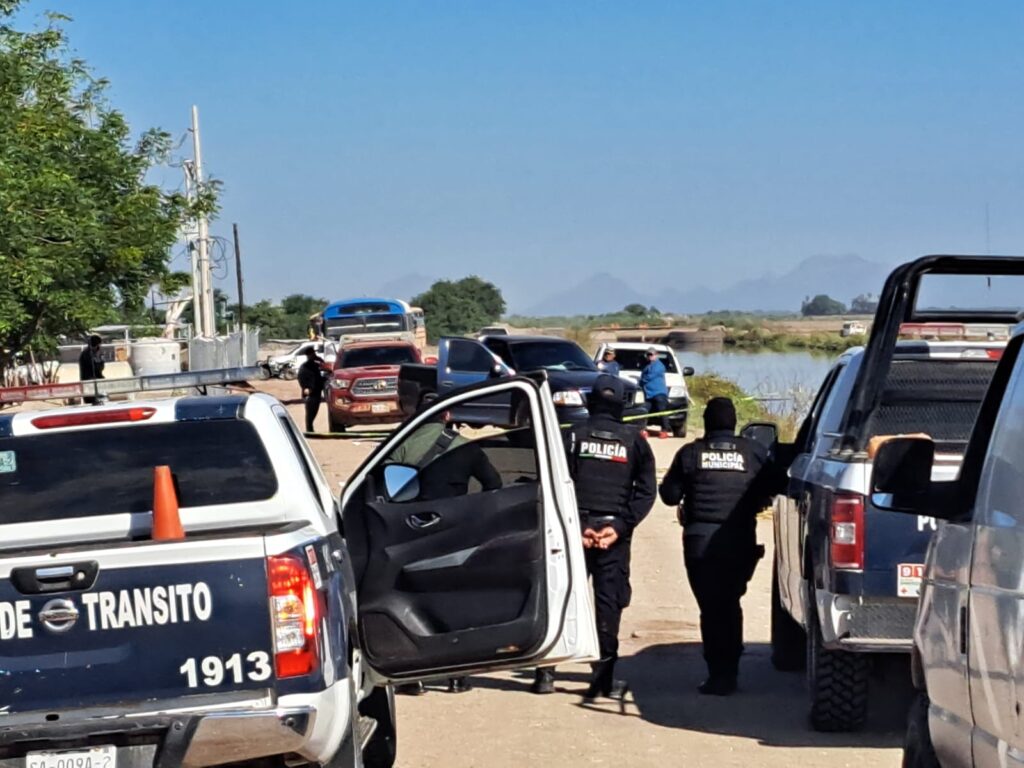 Camionetas de la policía Municipal y de Tránsito en el Canal Alto del Municipio de Sinaloa