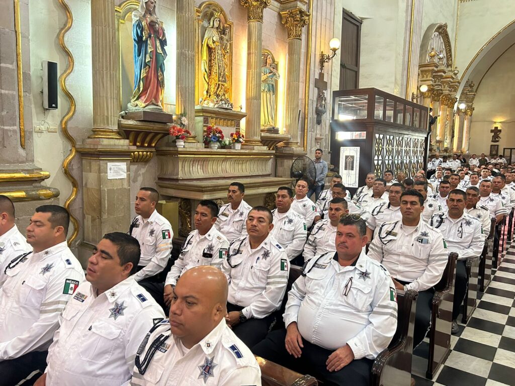 Policías municipales de Culiacán sentados en catedral