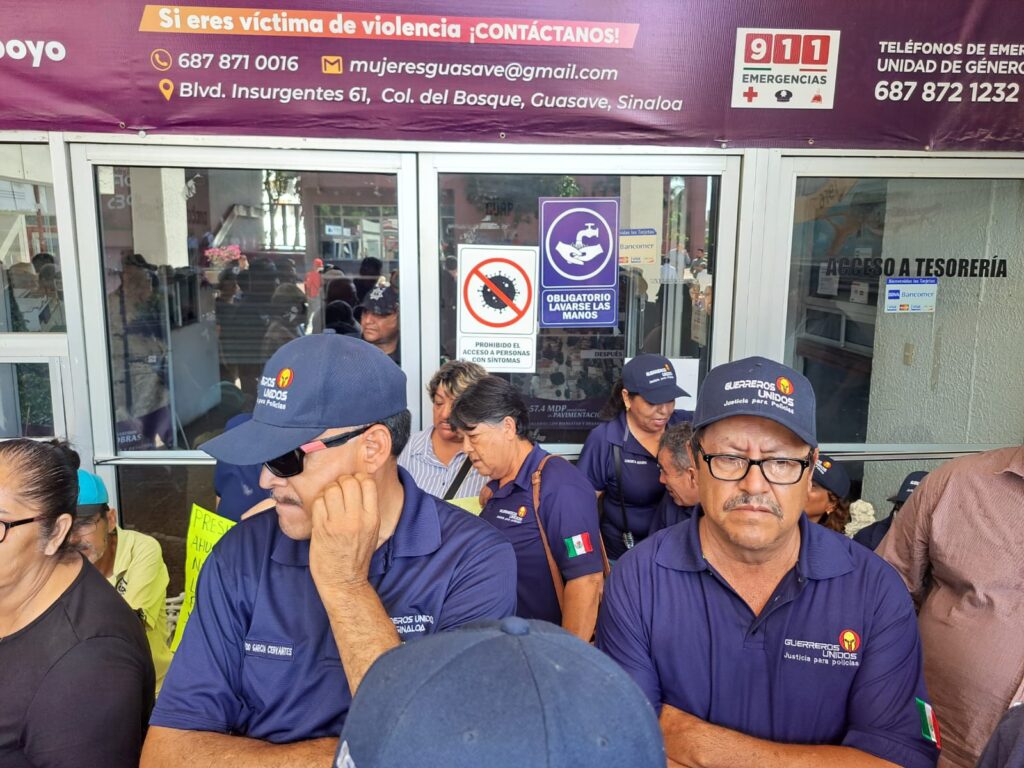 Policías jubilados en el Palacio Municipal de Guasave