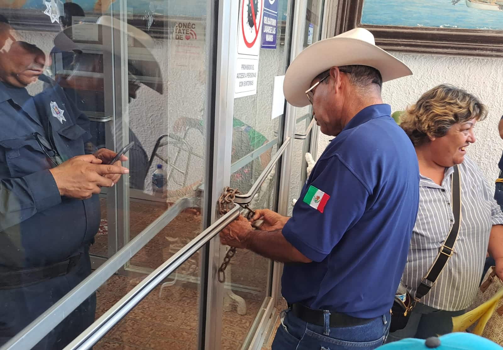 Policías jubilados en el Palacio Municipal de Guasave