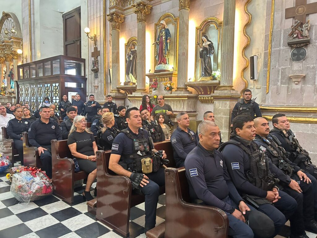 Policías sentados durante misa en catedral de Culiacán