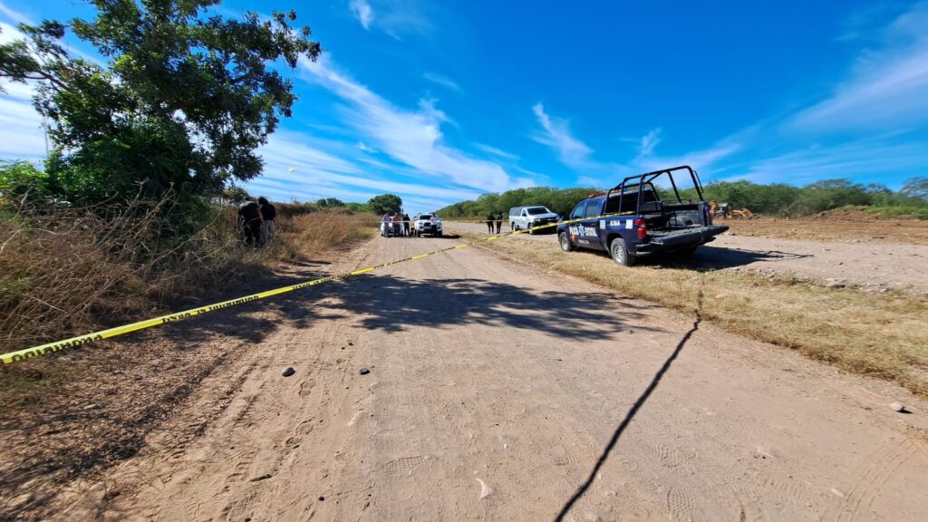 Policía de Sinaloa en camino de terracería