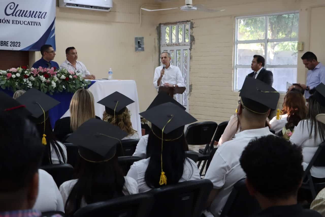 Gerardo Vargas Landeros fue el padrino de los graduados de preparatoria abierta del programa gubernamental.