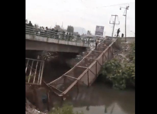 Puente peatonal caído