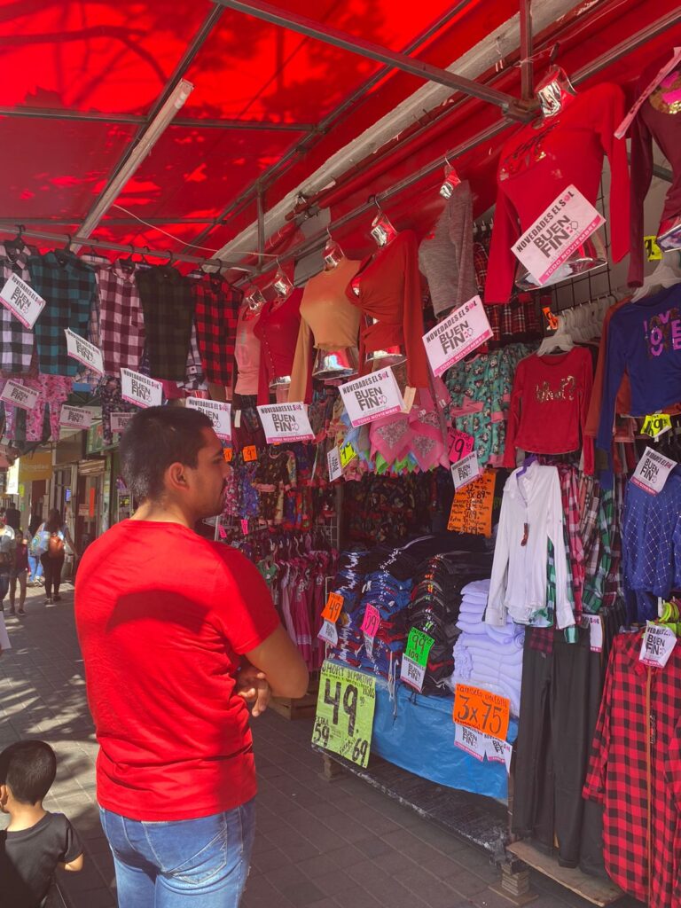 Puesto de ropa en el centro de Culiacán.