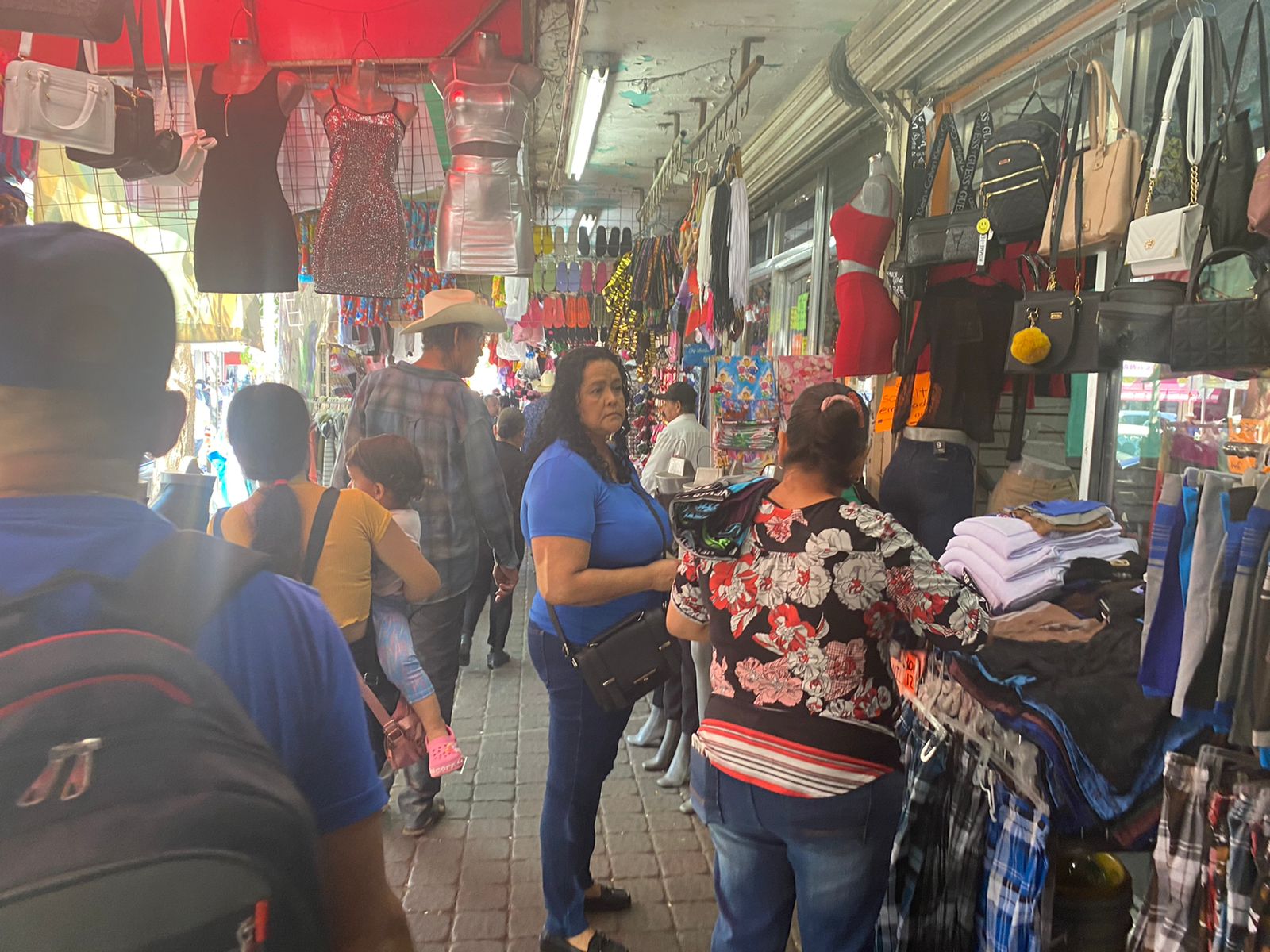 Puesto de ropa en el centro de Culiacán.