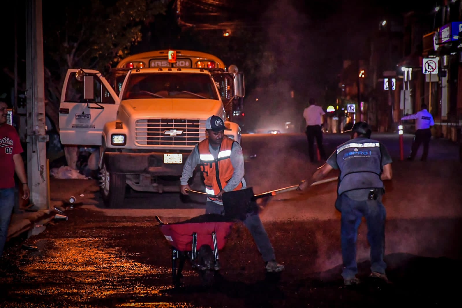 Reparan avenidas deterioradas en Mazatlán.
