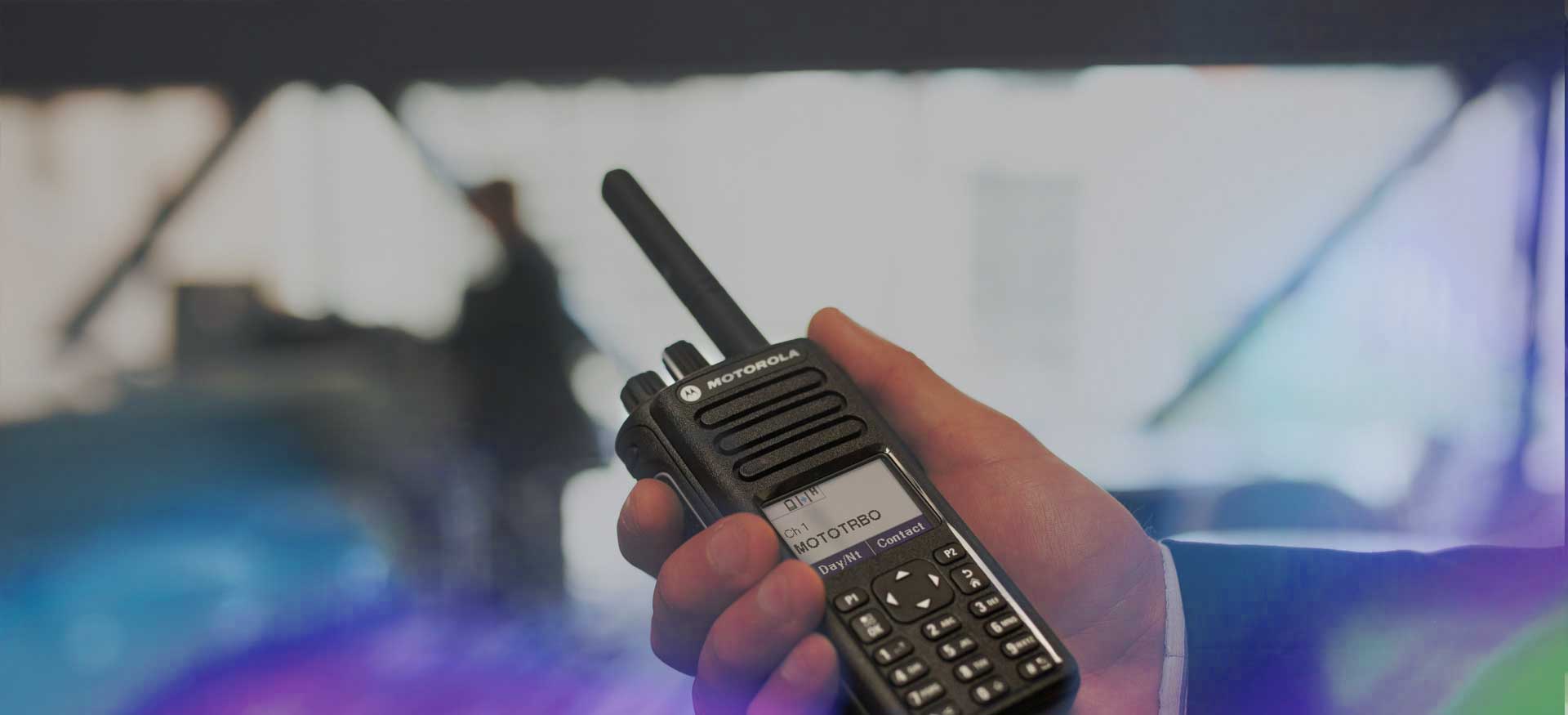 Mano sosteniendo un radio