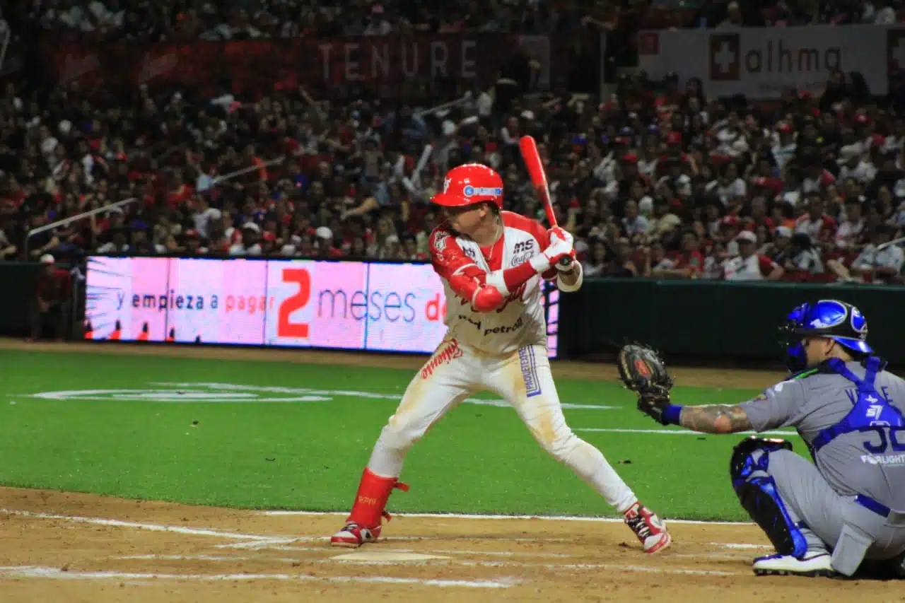 Ramiro Peña en el terreno de juego con uniforme de un equipo de beisbol