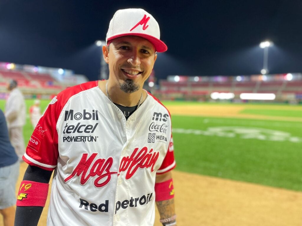 Ramiro Peña en el terreno de juego con uniforme de un equipo de beisbol