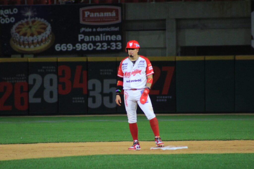 Ramiro Peña en el terreno de juego con uniforme de un equipo de beisbol