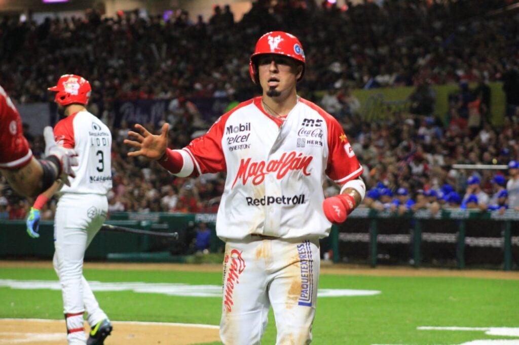 Ramiro Peña en el terreno de juego con uniforme de un equipo de beisbol