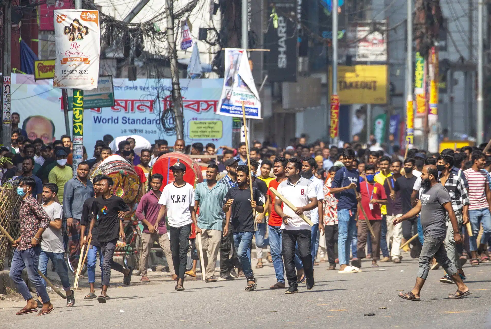 Realizan violentas protestas en fábricas textiles de Bangladesh; piden aumento salarial