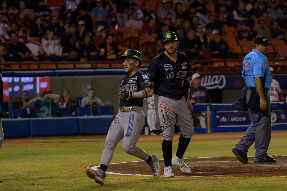 Recibe Eric Meza a Marco Jaime al anotar carrera ante los Águilas de Mexicali
