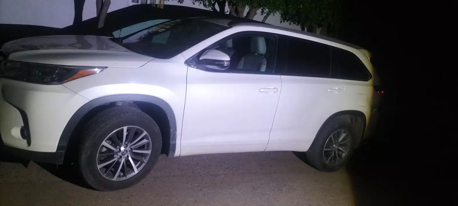 La unidad asegurada es una Toyota Highlander blanca, modelo reciente.