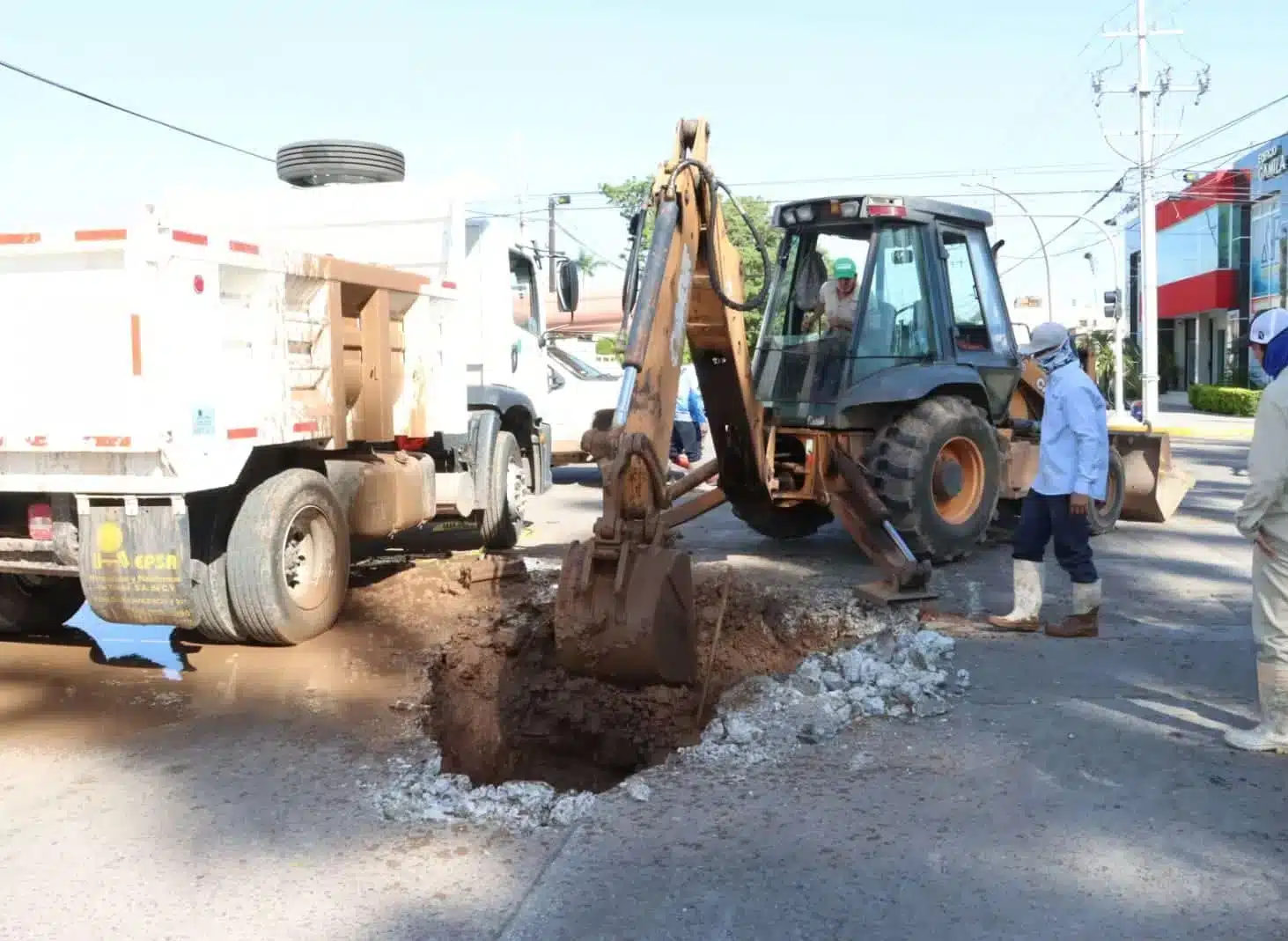 Trabajador tras operar maquinaria de reparación en socavón de Los Mochis