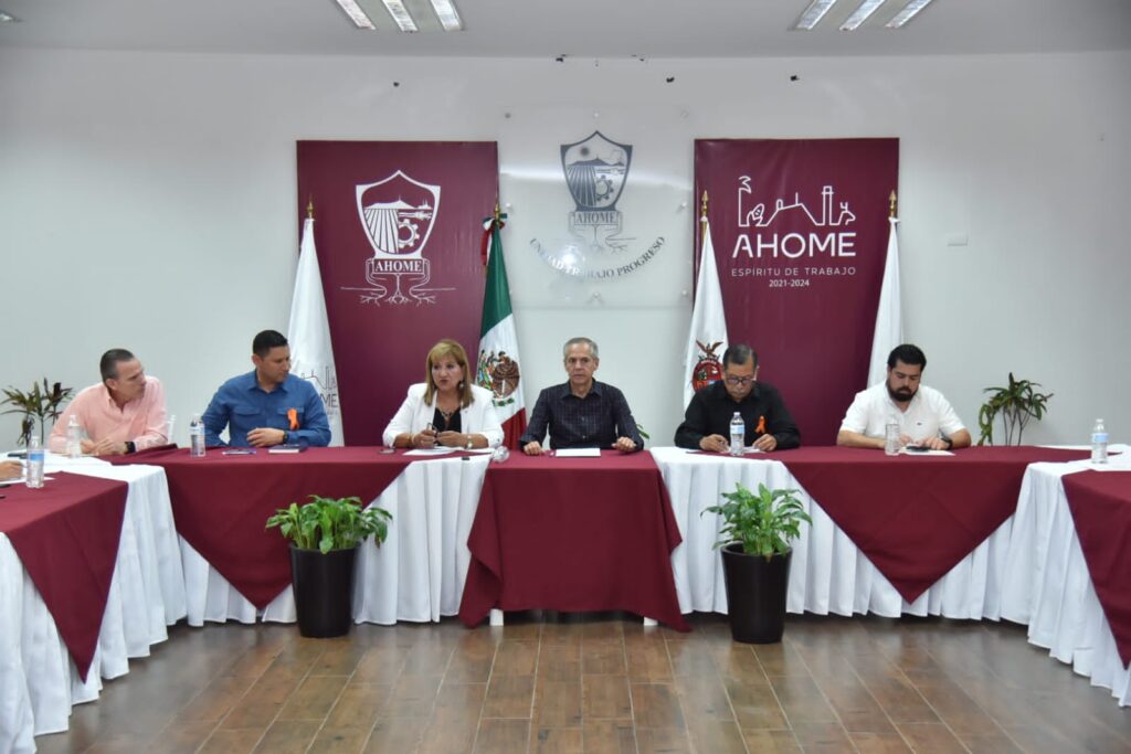 reunión de trabajo de María Teresa Guerra Ochoa, funcionarios estatales y el alcalde de Ahome