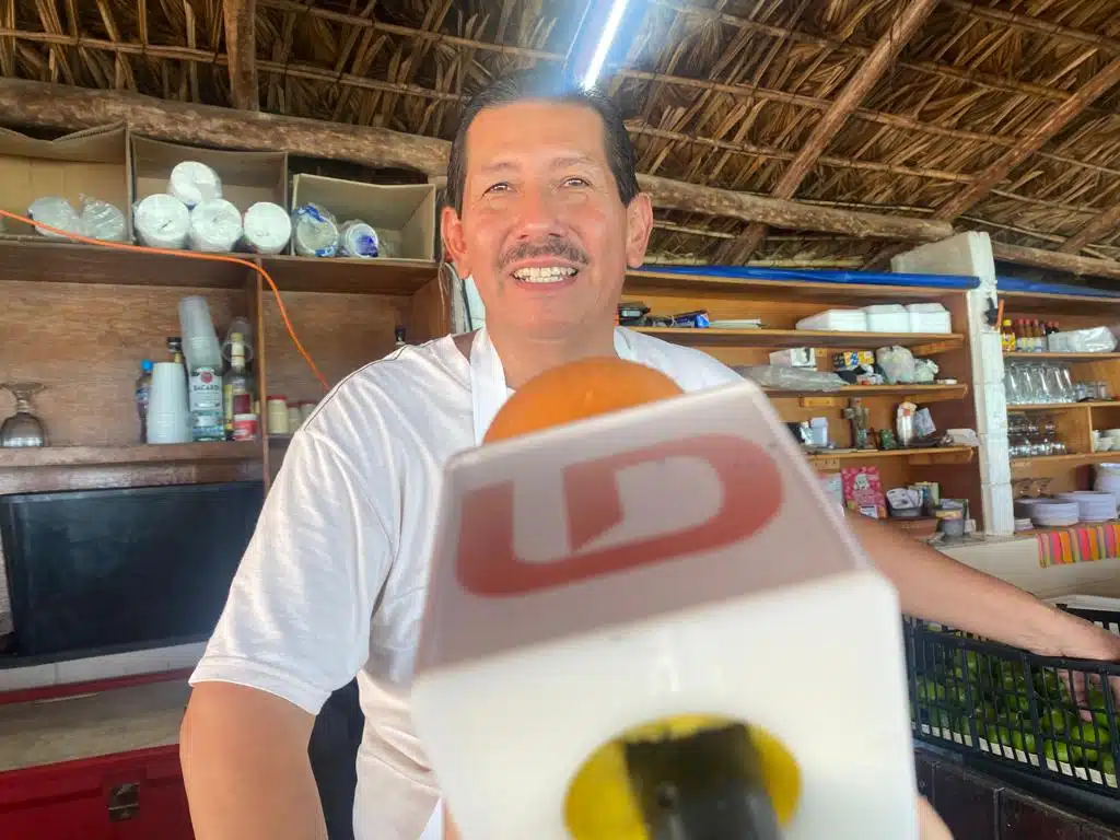 Ricardo Flores, restaurantero que tiene su negocio en la playa de la avenida Del Mar