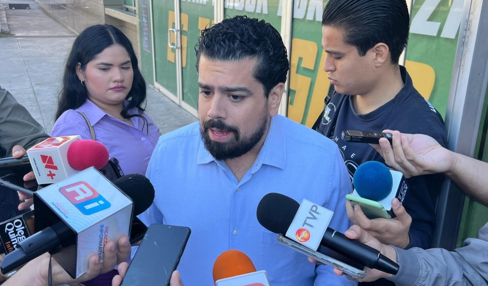 Ricardo Jenny del Rincón con medios de prensa
