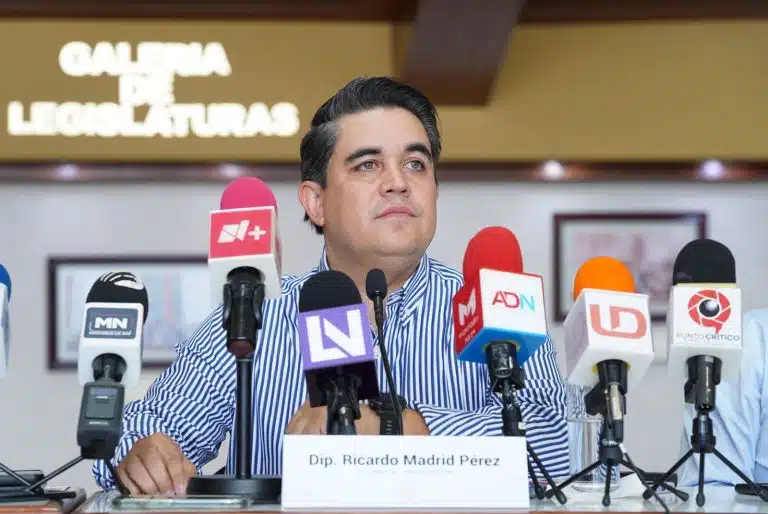 Ricardo Madrid Pérez, presidente de la mesa directiva, declaró la disolución del grupo parlamentario del PRI.
