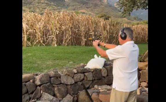 Ricardo Salinas pliego disparando